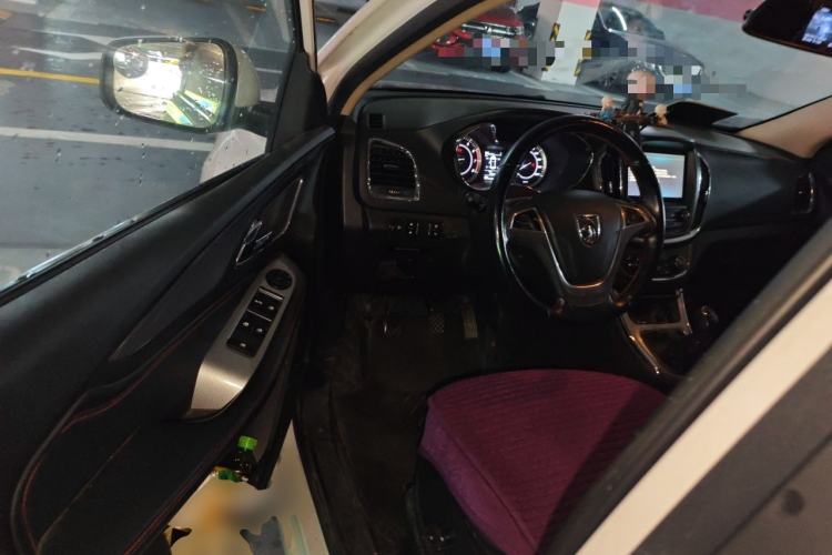 Used Baojun 560 2015 1.8L manual luxury version Driver Seat