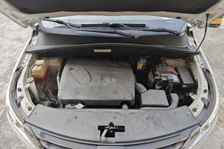 Used Baojun 560 2015 1.8L manual luxury version Engine Bay