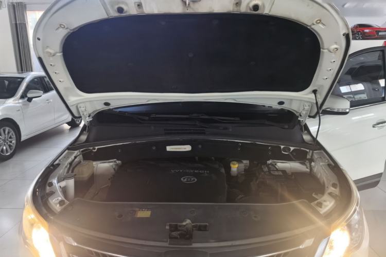 Used Baojun 560 2015 1.8L manual luxury version Engine Bay