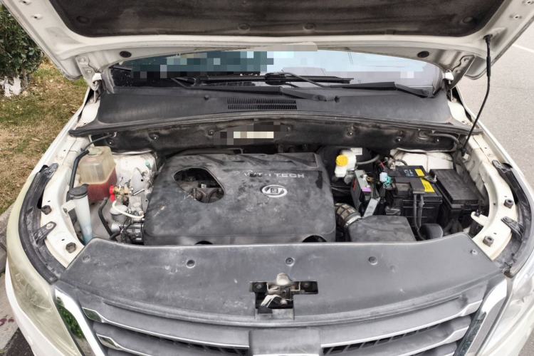 Used Baojun 560 2015 1.8L manual luxury version Engine Bay