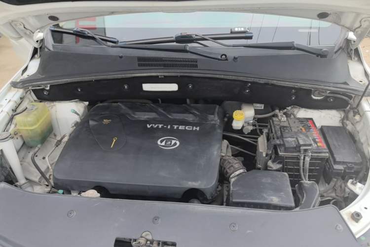 Used Baojun 560 2015 1.8L manual luxury version Engine Bay