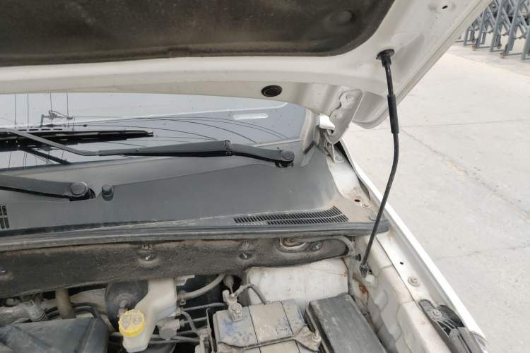 Used Baojun 560 2015 1.8L manual luxury version Engine Bay Left