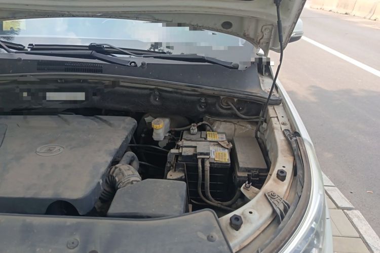 Used Baojun 560 2015 1.8L manual luxury version Engine Bay Left