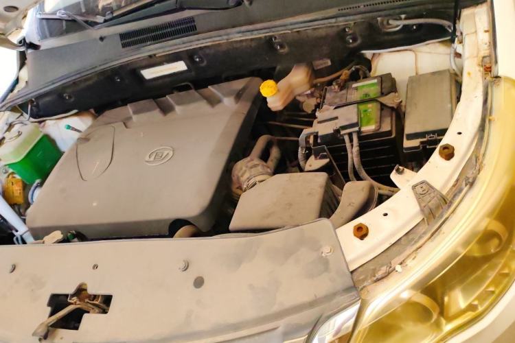 Used Baojun 560 2015 1.8L manual luxury version Engine Bay Left