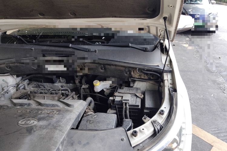Used Baojun 560 2015 1.8L manual luxury version Engine Bay Left
