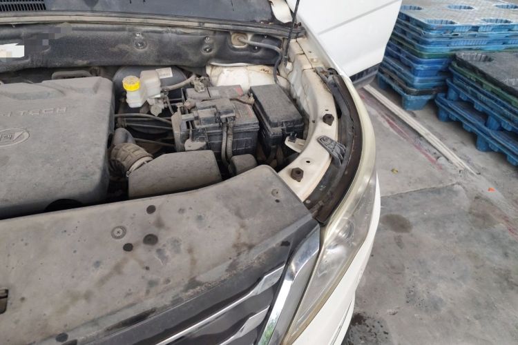 Used Baojun 560 2015 1.8L manual luxury version Engine Bay Left
