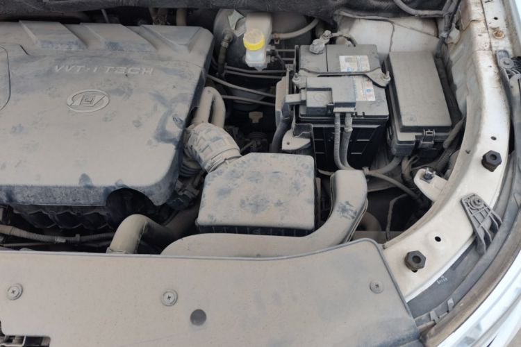 Used Baojun 560 2015 1.8L manual luxury version Engine Bay Left