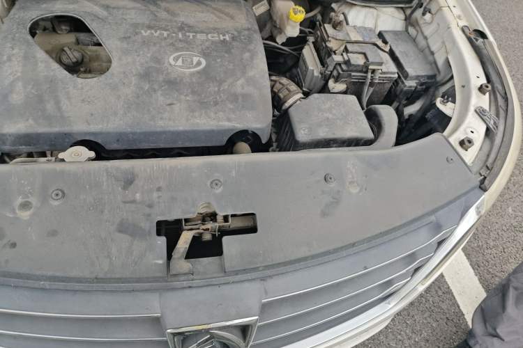 Used Baojun 560 2015 1.8L manual luxury version Engine Bay Left