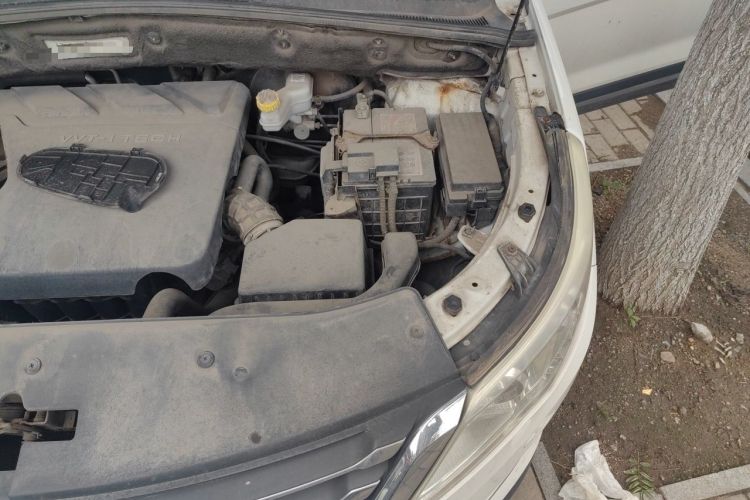 Used Baojun 560 2015 1.8L manual luxury version Engine Bay Left