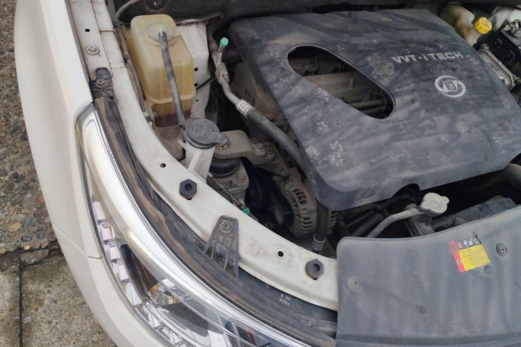 Used Baojun 560 2015 1.8L manual luxury version Engine Bay Right