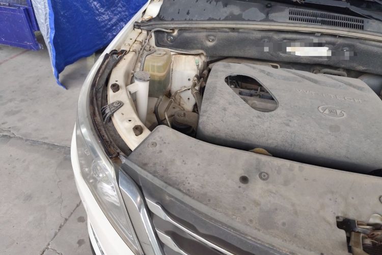 Used Baojun 560 2015 1.8L manual luxury version Engine Bay Right