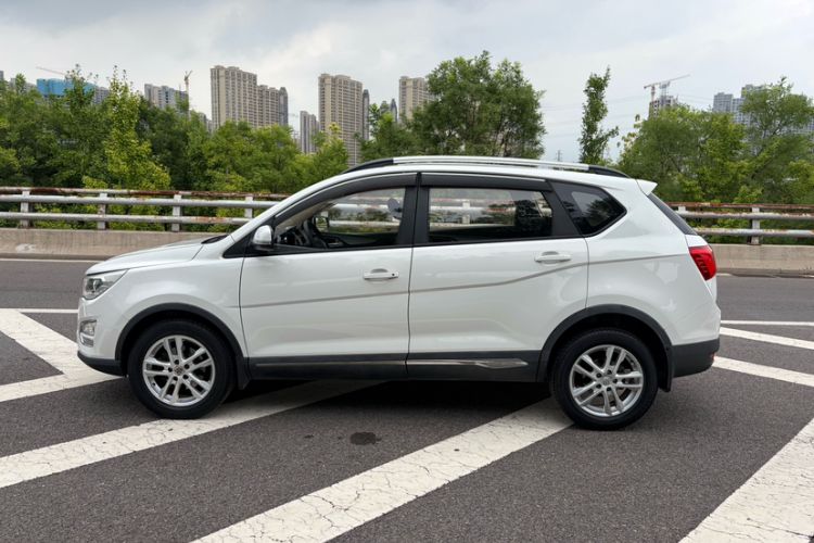 Used Baojun 560 2015 1.8L manual Comfort trim level Exterior 3