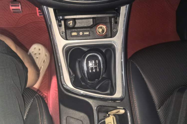 Used Baojun 560 2015 1.8L manual luxury version Gear Lever