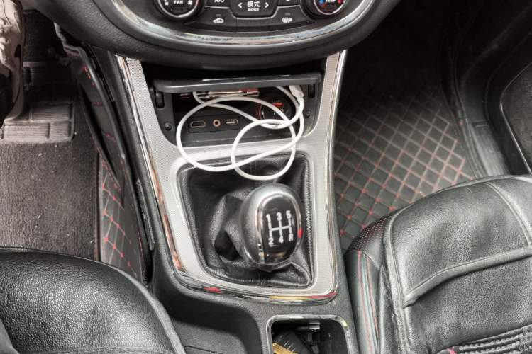 Used Baojun 560 2015 1.8L manual luxury version Gear Lever