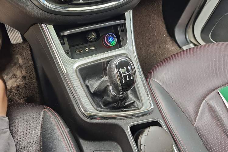Used Baojun 560 2015 1.8L manual luxury version Gear Lever