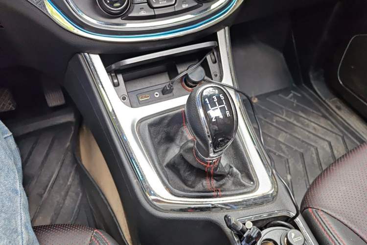 Used Baojun 560 2015 1.8L manual luxury version Gear Lever