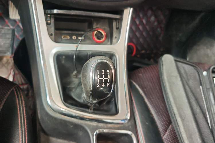 Used Baojun 560 2015 1.8L manual luxury version Gear Lever