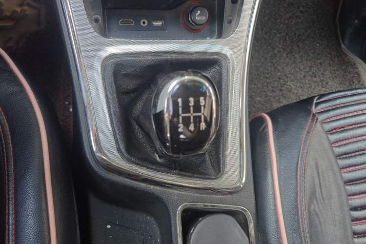 Used Baojun 560 2015 1.8L manual luxury version Gear Lever
