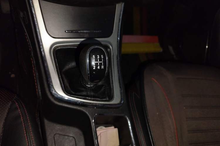 Used Baojun 560 2015 1.8L manual luxury version Gear Lever