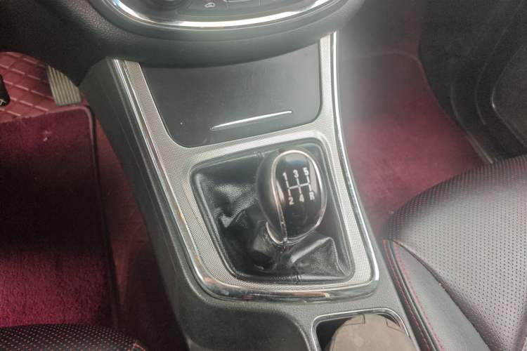 Used Baojun 560 2015 1.8L manual luxury version Gear Lever