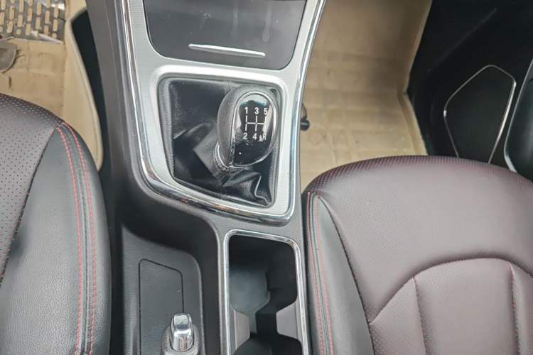 Used Baojun 560 2015 1.8L manual luxury version Gear Lever