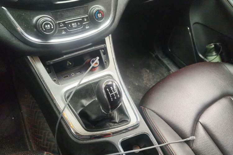 Used Baojun 560 2015 1.8L manual luxury version Gear Lever