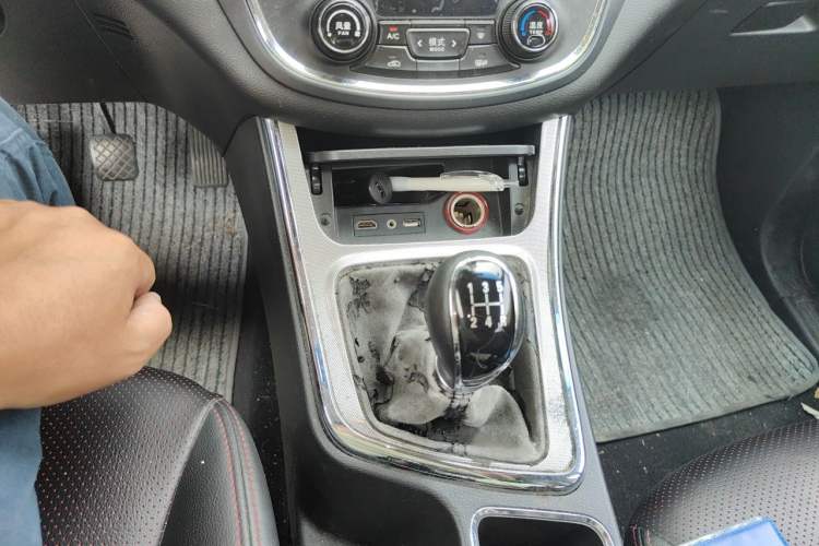 Used Baojun 560 2015 1.8L manual luxury version Gear Lever