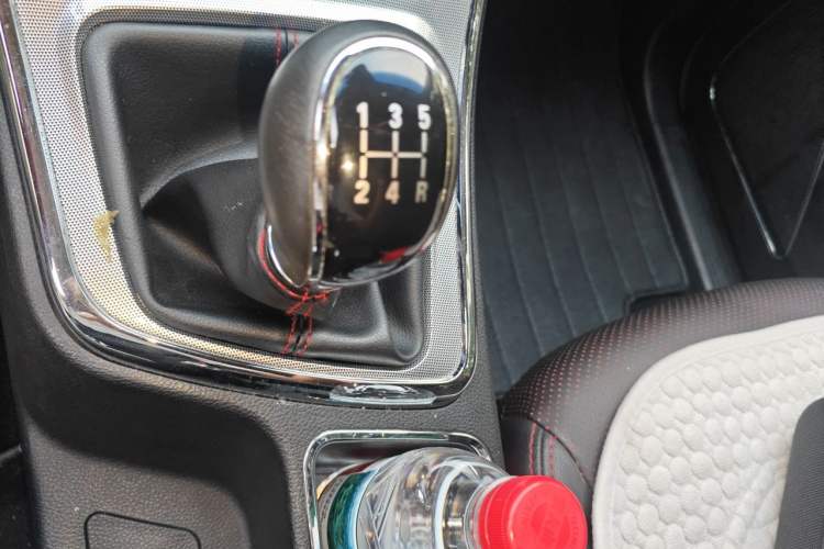 Used Baojun 560 2015 1.8L manual luxury version Gear Lever