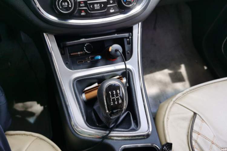 Used Baojun 560 2015 1.8L manual luxury version Gear Lever
