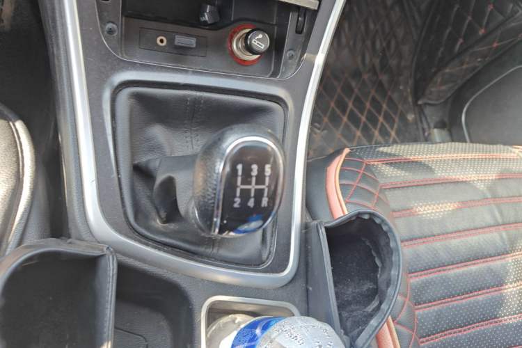 Used Baojun 560 2015 1.8L manual Comfort trim level Gear Lever