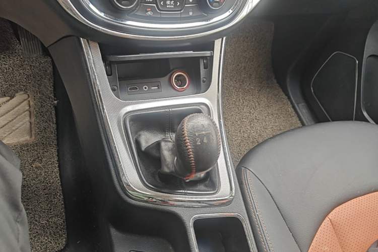 Used Baojun 560 2015 1.8L Manual Elite Edition Gear Lever