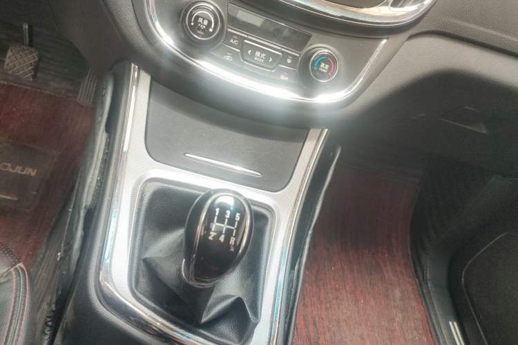 Used Baojun 560 2015 1.8L manual luxury version Gear Lever
