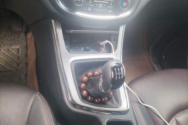 Used Baojun 560 2015 1.8L manual luxury version Gear Lever