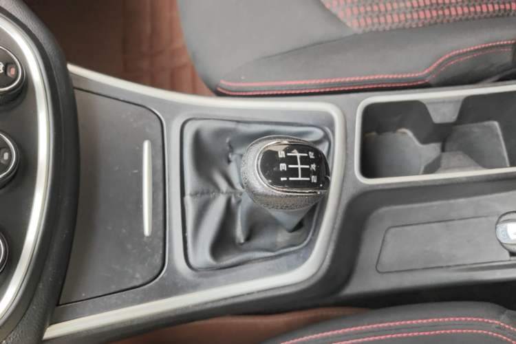 Used Baojun 560 2015 1.8L manual Comfort trim level Gear Lever