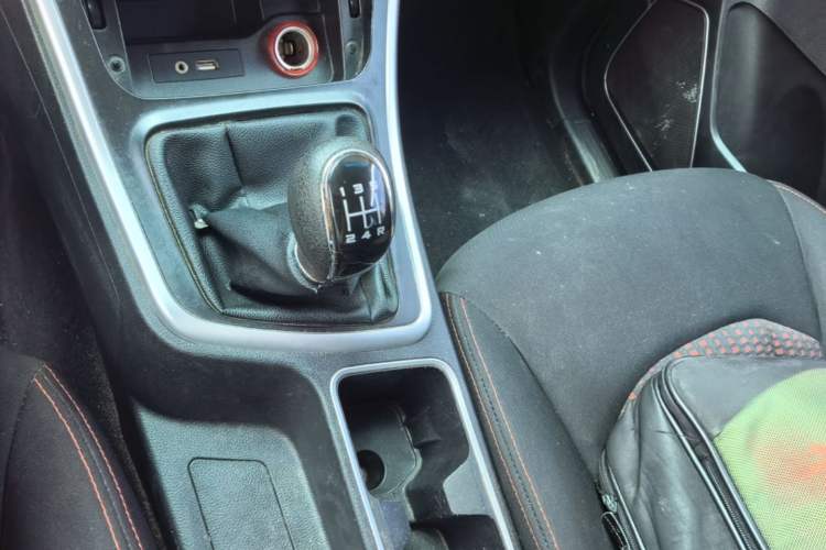 Used Baojun 560 2015 1.8L manual Comfort trim level Gear Lever
