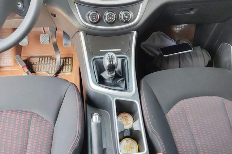 Used Baojun 560 2015 1.8L manual Comfort trim level Gear Lever