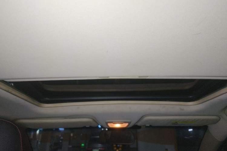Used Baojun 560 2015 1.8L manual luxury version Headliner