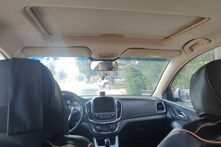 Used Baojun 560 2015 1.8L manual luxury version Headliner
