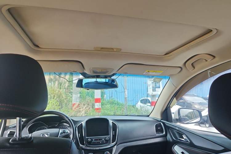 Used Baojun 560 2015 1.8L manual luxury version Headliner