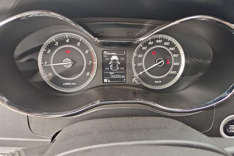 Used Baojun 560 2015 1.8L manual luxury version Instrument Cluster