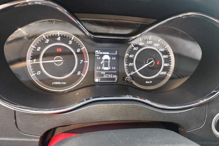 Used Baojun 560 2015 1.8L manual luxury version Instrument Cluster