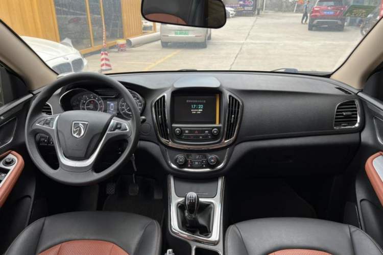 Used Baojun 560 2015 1.8L Manual Elite Edition Interior 1