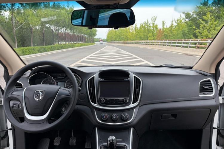 Used Baojun 560 2015 1.8L manual Comfort trim level Interior 1