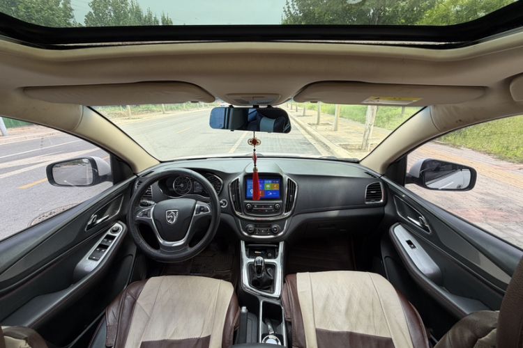 Used Baojun 560 2015 1.8L manual luxury version Interior 1