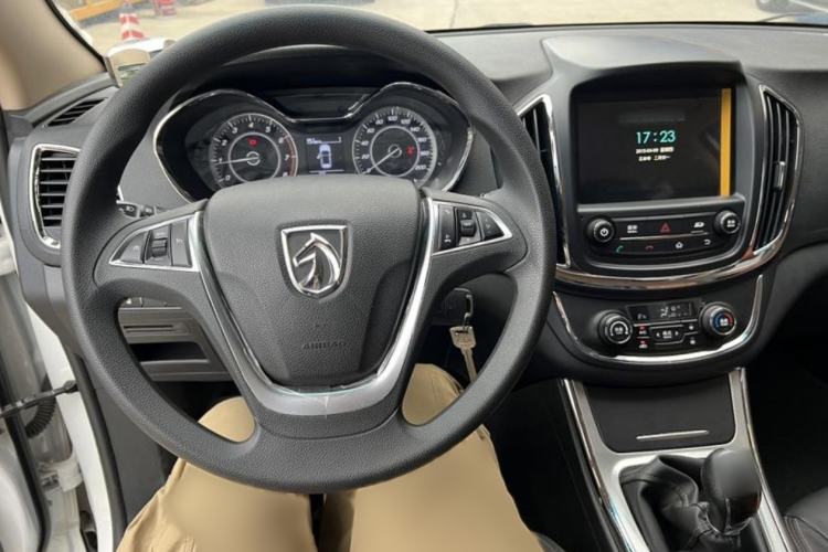 Used Baojun 560 2015 1.8L Manual Elite Edition Interior 2