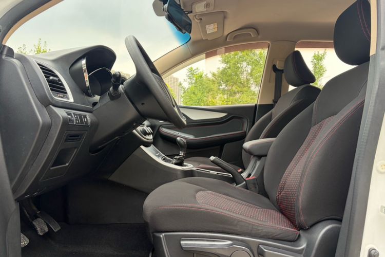 Used Baojun 560 2015 1.8L manual Comfort trim level Interior 2