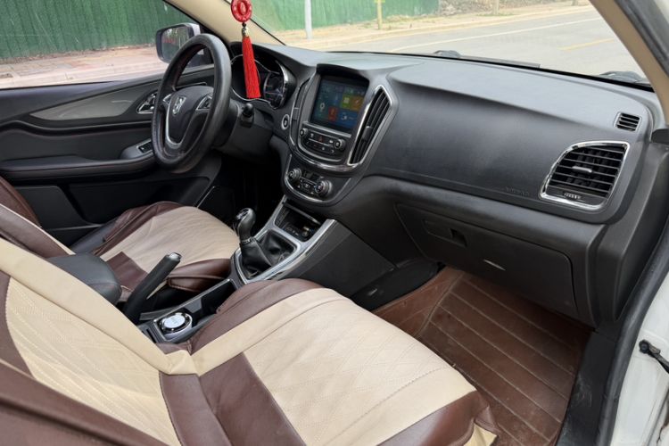 Used Baojun 560 2015 1.8L manual luxury version Interior 2