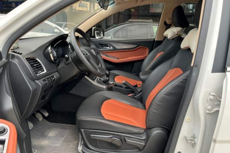 Used Baojun 560 2015 1.8L Manual Elite Edition Interior 3