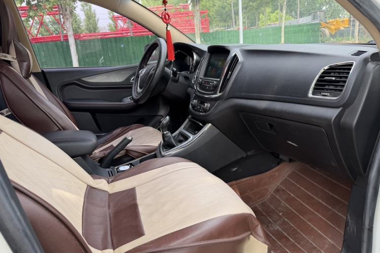 Used Baojun 560 2015 1.8L manual luxury version Interior 3