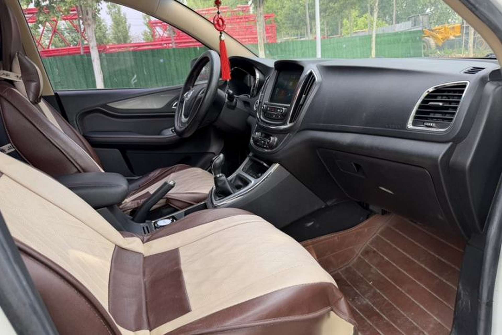 Used Baojun 560 2015 1.8L manual luxury version Interior 3